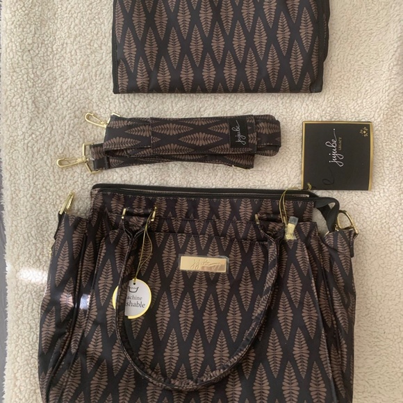 JuJuBe - Be Classy Diaper Tote - Picture 3 of 6